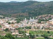 Bandidos invadem casa, rendem moradores e fazem arrastão