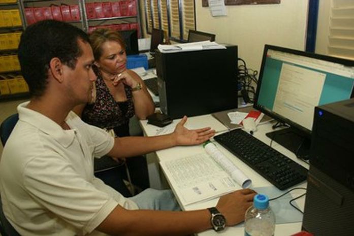 Pais procuraram o auxílio para a realização da pré-matrícula no Cepa