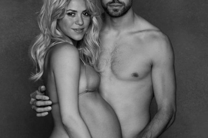De top, Shakira exibe o barrigão de oito meses de gravidez