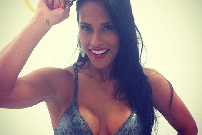 Ex-BBB Kelly capricha no decote para sessão de fotos