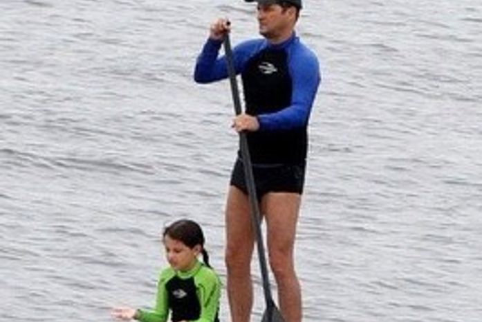 Marcelo Serrado pratica stand up paddle com a filha