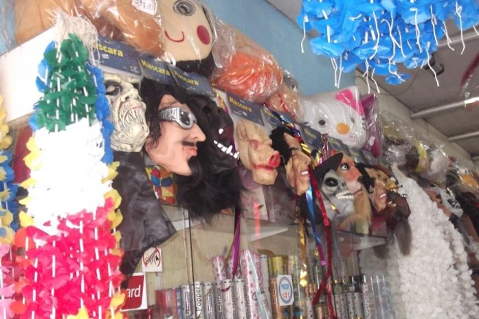 Produtos de Carnaval estão à venda no Centro de Maceió
