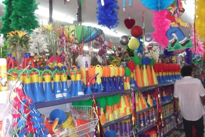 Produtos de Carnaval estão à venda no Centro de Maceió