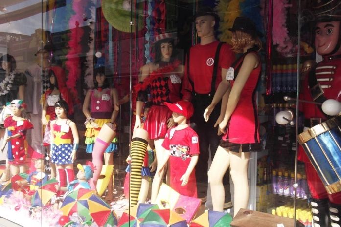 Produtos de Carnaval estão à venda no Centro de Maceió