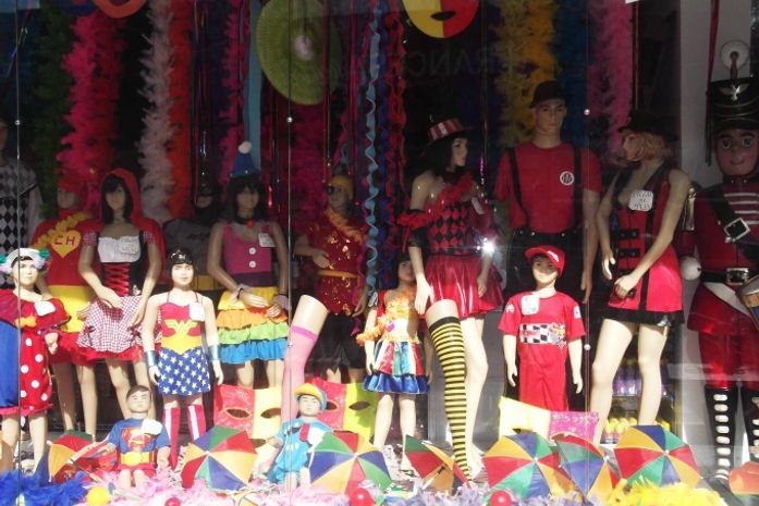 Produtos de Carnaval estão à venda no Centro de Maceió