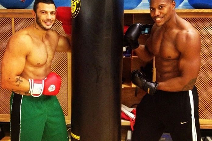 Kléber Bambam exibe músculos em treino de boxe