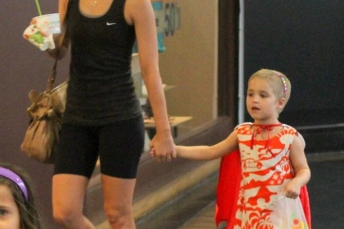 Luiza Valdetaro passeia com a filha em shopping do Rio