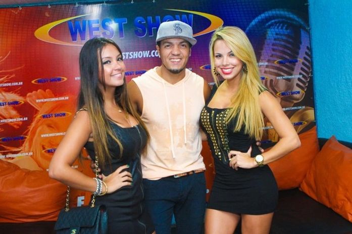 Cantor Belo é tietado por mulheres depois de show no Rio