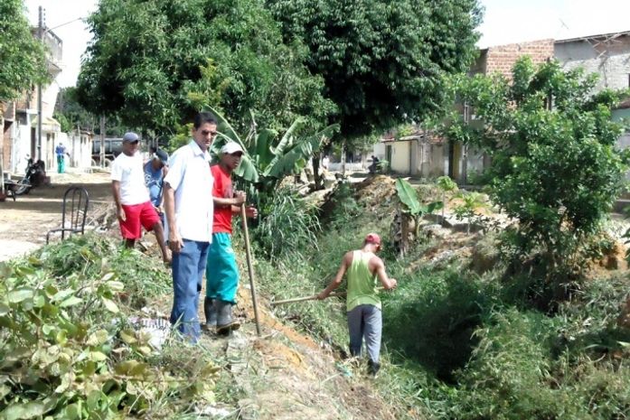 Mutirão faz limpeza de galerias em bairro de Satuba