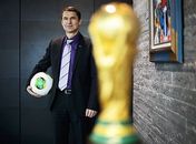 O diretor de segurança da Fifa, Ralf Mutschke, e o troféu da Copa do Mundo
