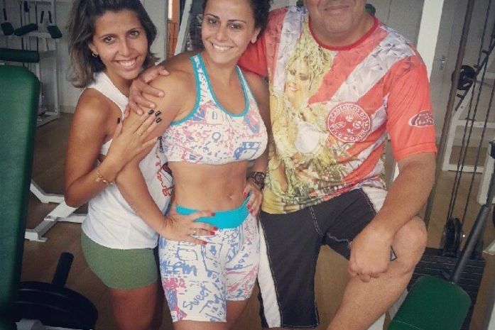 Viviane Araújo posa sem maquiagem e de barriga de fora