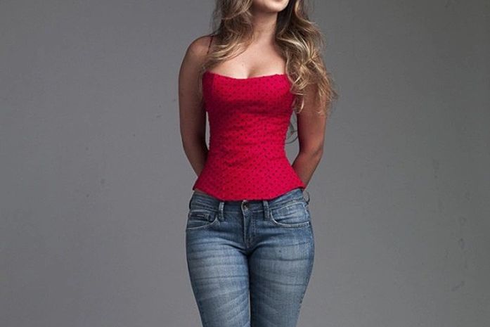 Paula Fernandes exibe cinturinha fina em ensaio para revista