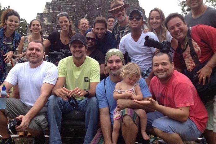 Henri Castelli e Sthefany Brito posam com equipe de 'Flor do Caribe'