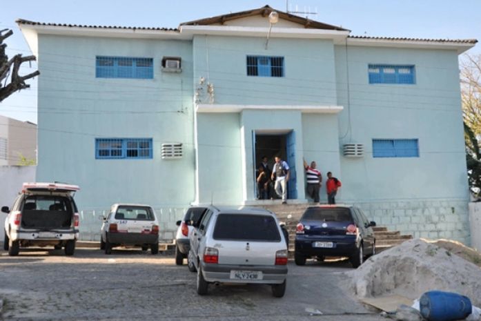 Homem é preso ao tentar entrar em delegacia com maconha em pacote de bolachas