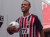 SP usa belas modelos e lança camisa 'no espaço'