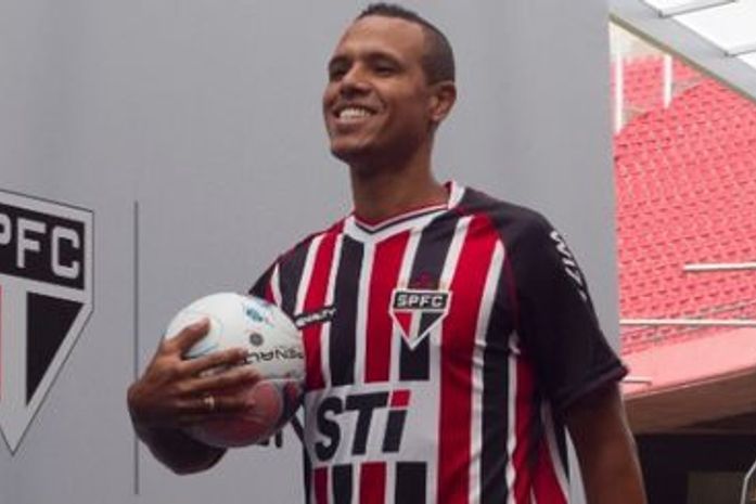 SP usa belas modelos e lança camisa 'no espaço'