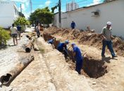 Casal substitui rede de esgoto para evitar transbordamentos