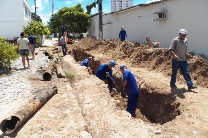 Casal substitui rede de esgoto para evitar transbordamentos