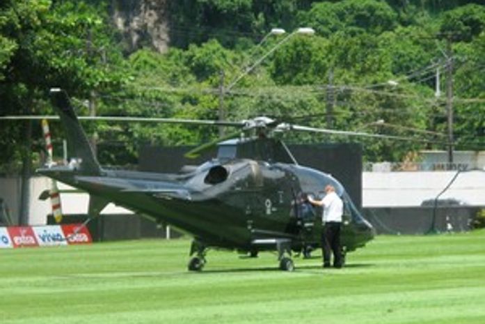 Neymar deixa treino do Santos de helicóptero