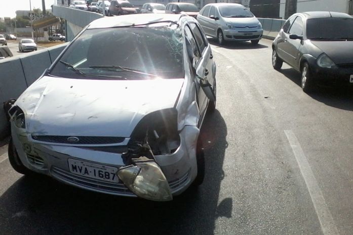 Falha mecânica provoca acidente no viaduto João Lyra