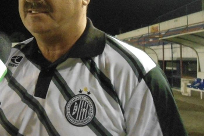 Treinador Leandro Campos vestindo a camisa do ASA