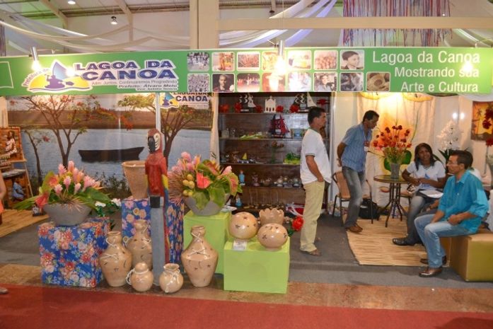 Estande de Lagoa da Canoa faz sucesso na Feira dos Municípios