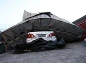 Marquise de prédio em forma de disco voador cai sobre carro