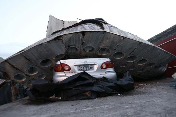 Marquise de prédio em forma de disco voador cai sobre carro
