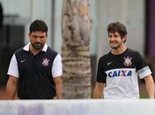 Após lição com Adriano, Corinthians elogia empenho de Alexandre Pato