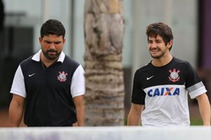 Após lição com Adriano, Corinthians elogia empenho de Alexandre Pato