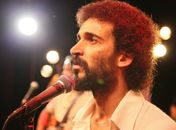 Julio Andrade interpreta Gonzaguinha em 'Gonzaga: de pai pra filho' 