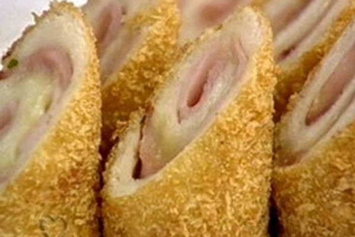 O sanduíche leva requeijão, mussarela e presunto e fica uma delícia