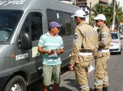 Agentes da SMTT orientam motorista