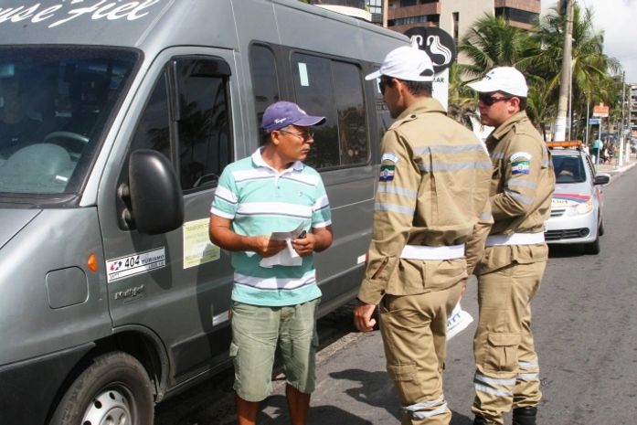 Agentes da SMTT orientam motorista