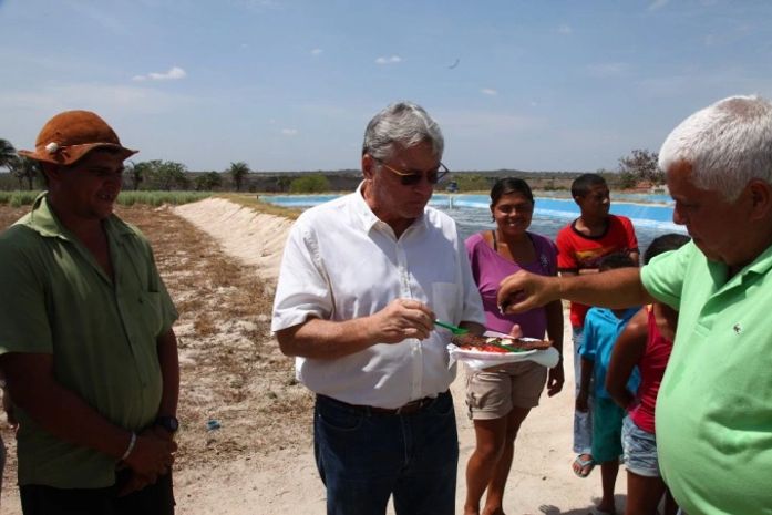 Teotonio e Nonô comendo um peixe frito do projeto Agua Doce em cacimbinhas.