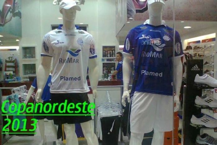Uniforme 2013 do Confiança de Aracaju, exposto no Shopping Jardins