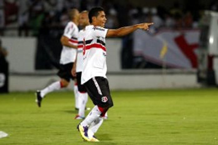 Philco marcou o gol do Santa Cruz contra o CRB