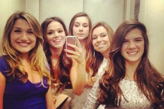 Sasha, de azul, posa ao lado de Bruna Marquezine