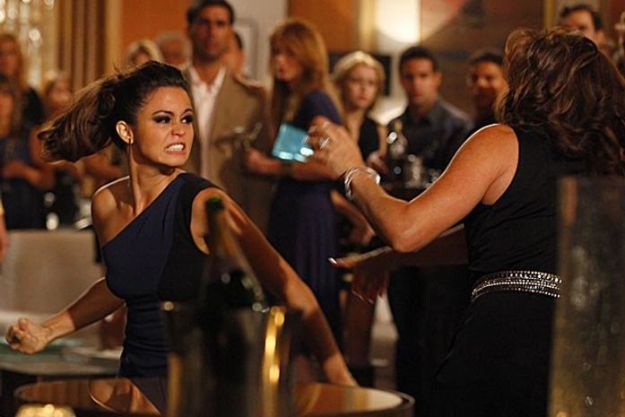 Morena acusa Wanda de ter matado Jéssica e dá outra surra na bandida