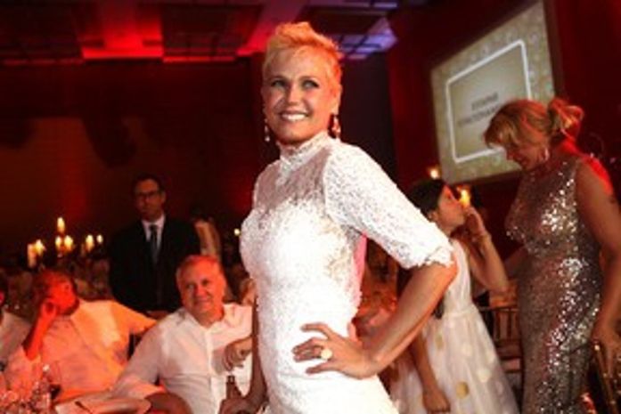 Xuxa desabafa: 'Estão ligando para saber se meu namorado é negro. É importante?'