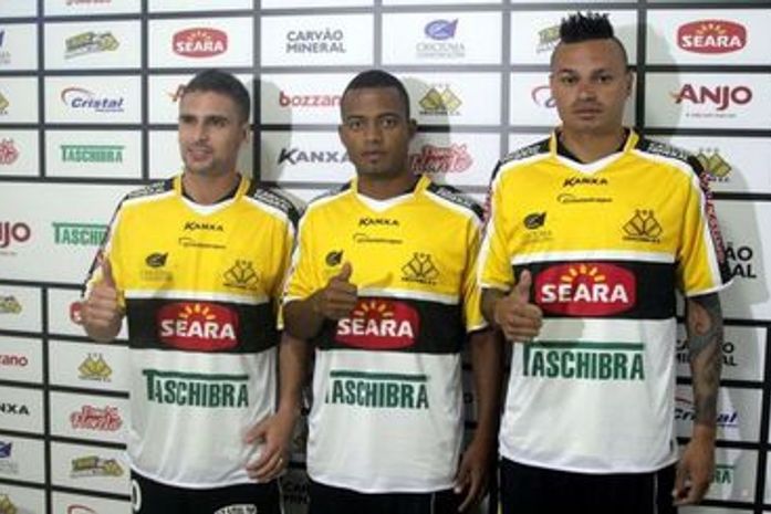 Criciúma apresenta alagoano João Victor como reforço