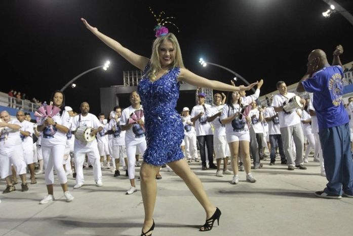 Ellen Rocche usa vestido comportado em ensaio técnico no Anhembi