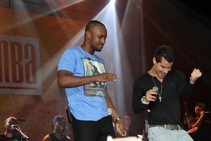 Thiago Martins faz dancinha sexy em show de Thiaguinho no Rio
