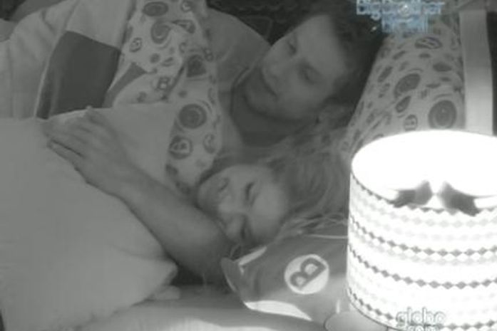 BBB 13: De conchinha com Fani, Elieser diz: 'Te mordo, hein!'