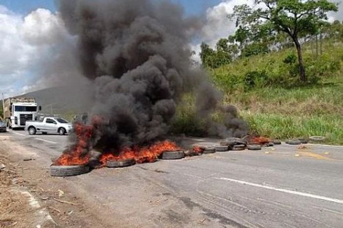 Integrantes do MLST pedem reconstrução de rodovia e bloqueiam BR