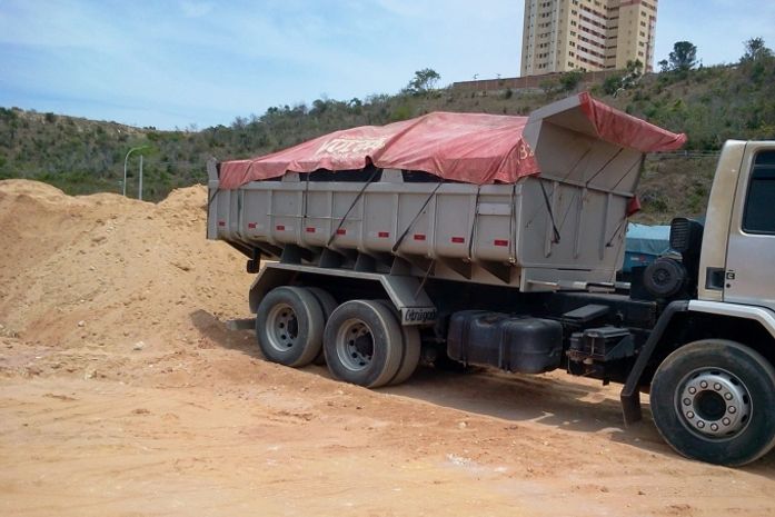 No local, funcionários da construtora extraiam areia de barreira