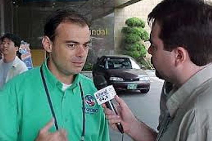 Repórter da Globo surge em programa da Record e apresentador tira sarro