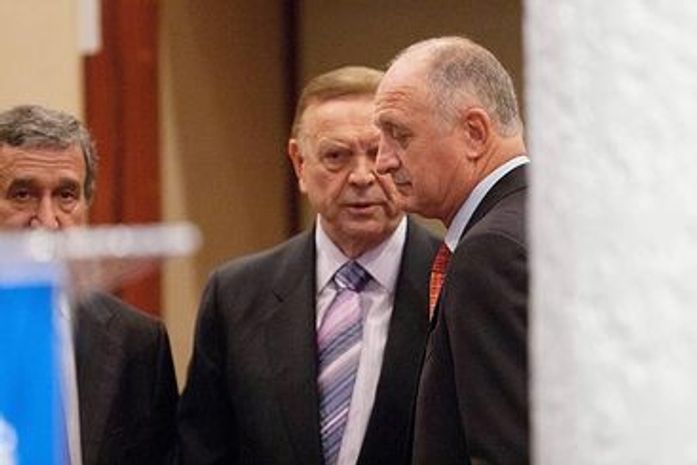 Presidente da CBF diz que deve suspender salário de Ricardo Teixeira