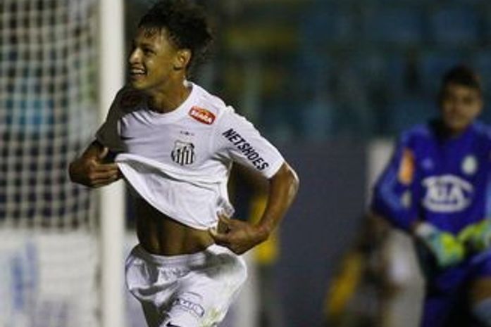 Com espetáculo de Neilton, Santos vence Palmeiras e vai para final