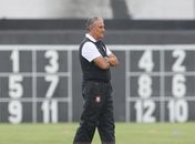 Agora terceiro goleiro, Julio Cesar ganha elogios de Tite